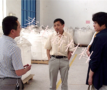 孫教授與技術人員交流